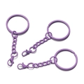 Detailansicht der lila lackierten Metall-Schlüsselanhänger mit Ringen und Karabiner - Lila
