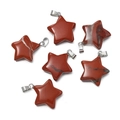 Set aus sternförmigen Anhängern aus rotem Jaspis-Stein mit silbernen Metallösen auf Weiß - 21.5x28mm / Roter Jaspis