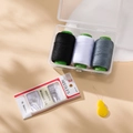 Detalle del kit de costura con agujas, hilos y enhebrador en un estuche transparente portátil - Negro Blanco Gris