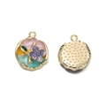 Detail eines Vintage-Anhängers im Ölgemäldestil mit lila Blume und goldener Rückseite - Lila Blumendesign (Modell 01)