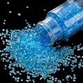 Close-up van helderblauw iriserend glasgrind dat uit een fles wordt gegoten - Blauw / 30ml Fles