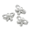 Polierte Schleifen- und Herzanhänger aus Silber für DIY-Schmuck auf weißem Hintergrund - Silberne Schleifenform (873)
