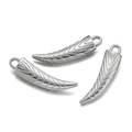 Detailansicht der versilberten Stoßzahn-Anhänger mit Wellenstruktur und Metall-Finish - Silberne Hornform (987)