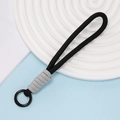 Handgemaakte zwarte paracord sleutelhanger met grijze accenten en metalen ring - Stijl 04