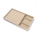 Detailweergave van beige fluwelen sieradendisplay met ringrollen en opbergvakken - Driedelige Sectie Stijl / Beige