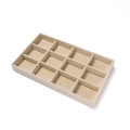 Gedetailleerd overzicht van beige fluwelen sieradendisplay met twaalf opbergvakken - Multi Compartiment Indeling / Beige