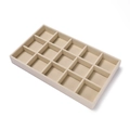 Gedetailleerd bovenaanzicht van een 15-vaks fluwelen sieradentray in elegant crème beige - Raster Opslag Indeling / Beige