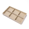 Detail van een 6-vaks beige fluwelen juwelentray voor kralen en armbanden van hoge kwaliteit - Zes Raster Stijl / Beige