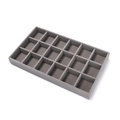 Detail van grijs fluwelen sieradentray met 18 vakken voor het opbergen van accessoires - Kleine Raster Organizer / Grijs