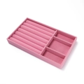 Roze fluwelen sieradentray met zeven ringgleuven en drie vakken voor accessoires - Driedelige Sectie Stijl / Roze