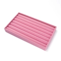 Detailopname van een roze fluwelen sieradendisplay met zeven gleuven voor ringen - Ringgleuf Indeling / Roze