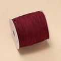 Détail du cordon tressé en nylon bordeaux enroulé sur une bobine en plastique - 1mm/260m environ 173g / Bordeaux
