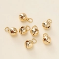 Macro-opname van gepolijste gouden mini metalen bellen met ringetjes voor DIY sieraden - Ongeveer 5.5-6mm / 14K Goud Met Bindring