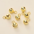 Detailopname van zes gepolijste gouden ijzeren belletjes met ringen voor DIY sieraden - Ongeveer 5.5-6mm / 18K Goud Met Bindring