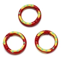 Close-up van drie rode lichtmetalen veerringen met gele strepen en groene stippen - Rood