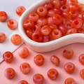 Macro-opname van ronde acrylkralen met oranje marmereffect voor DIY-sieraden maken - 8.5x14mm (Gat 5.6mm) 20 Stuks/Verpakking / Oranjerood