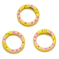 Detail van gele ronde veerringsluitingen met roze en paarse stippen voor sieraden - Geel