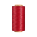 Dettaglio del filo cerato rosso da 0,8 mm su rocchetto per cucito di pelle e artigianato - Rosso Brillante (Modello 06)