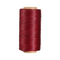 Dettaglio del filo di poliestere cerato bordeaux da 0,8 mm su rocchetto di carta - Rosso Scuro (Modello 07)