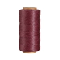 Dettaglio del filo in poliestere cerato bordeaux 0,8mm su rocchetto per cucito di pelle - Rosso Vino (Modello 08)