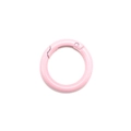 Gros plan sur l'anneau mousqueton rose rond pour bijoux DIY et chaînes de téléphone - Rose Clair
