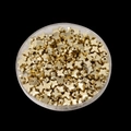 Vue détaillée de perles papillon dorées en CCB dans une boîte de rangement pour bijoux DIY - Papillon / Lot de 100 Pièces (6*6mm) / Or