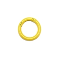 Détail d'un mousqueton rond jaune vif en métal pour accessoires de chaîne de téléphone - Jaune