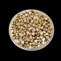 Gros plan de perles dorées en forme de cœur et d'étoile dans un boîtier en plastique - Cœur Vertical / Lot de 100 Pièces (5*5mm) / Or
