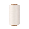 Primo piano di rocchetto di filo cerato piatto bianco 0,8 mm per cucito pelle e DIY - Bianco (Modello 21)