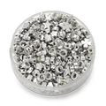 Detailopname van verzilverde ster- en hartkralen in een ronde transparante plastic opbergdoos - Zilver Willekeurige Mix Stijl / 50 Stuks / Zilver