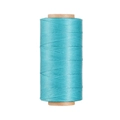 Dettaglio del rotolo di filo in poliestere cerato verde acqua 0,8 mm per cucito in pelle - Blu Lago (Modello 27)