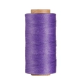 Dettaglio del filo di poliestere cerato viola da 0,8 mm su rocchetto per cucito in pelle - Viola Scuro (Modello 29)