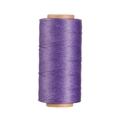 Dettaglio del filo di poliestere cerato viola da 0,8 mm su una bobina di carta marrone - Viola Brillante (Modello 30)