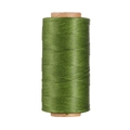 Dettaglio di filo in poliestere cerato verde da 0,8mm per cucito a mano su pelle in rocchetto - Verde Oliva (Modello 33)