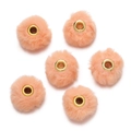 Primer plano de cuentas de piel sintética rosa melocotón con ojales dorados para joyas DIY - Paquete de 10 / Naranja