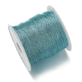 Detalle macro de hilo de poliéster azul metálico en carrete para creación de joyas DIY - Azul