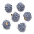 Detail van zes imitatie nertsbont hangers in mistblauw met gouden metalen lussen - Blauw