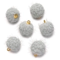 Detail van 6 grijze imitatiebont pompon hangers met gouden ringen voor DIY-sieraden - Grijsgroen