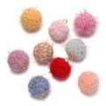 Vue détaillée de pompons colorés en fausse fourrure 18mm avec anneaux dorés pour bijoux DIY - Mélange Aléatoire