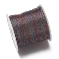 Vista macro de hilo de poliéster metálico degradado multicolor para bisutería DIY - 6 hebras / 02 Colores Mezclados
