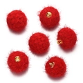 Vue détaillée de six pompons en fausse fourrure rouge avec anneaux mousquetons dorés - Rouge