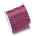 Primer plano de cordón de joyería de poliéster rosa oscuro en un carrete blanco - Rosa Roja