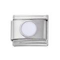 Vue macro d'un charm modulaire 9x10mm en acier inoxydable avec point en émail blanc - Module à Points en Acier Inoxydable / Blanc