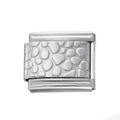 Détail macro du maillon modulaire carré en acier inoxydable avec motif galet texturé - Texture Martelée (AC4041)