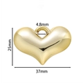 Gedetailleerde macro-opname van 37mm gouden hart hanger met afmetingen en glansafwerking - Harthanger (Gold 01) / 2 stuks/pak (25x37mm) / Goud
