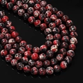 Makroaufnahme von roten Kaiserstein-Rundperlen mit natürlicher Textur für Schmuckdesign - 6.5mm (ca. 64 Perlen) / Rot Schwarz und Weiß