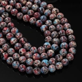 Makroaufnahme von roten und blauen Kaiser-Turkies-Perlen für die Schmuckherstellung - 6.5mm (ca. 64 Perlen) / Rot Blau Weiß