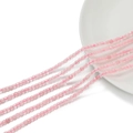 Vista macro di perline quadrate sfaccettate in quarzo fragola 3mm per bijoux fai-da-te - Quarzo rosa