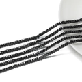 Dettaglio di perle nere sfaccettate a cubo da 3mm per creazione gioielli fai da te - Spinello Nero