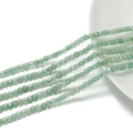 Vista dettagliata di perle a cubo da 3mm in avventurina verde sfaccettata su un vassoio - Avventurina Verde
